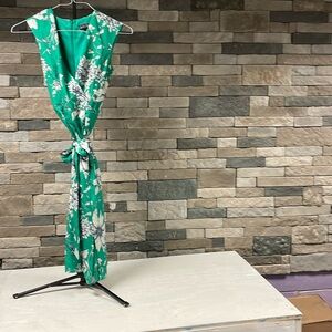 Jessica Howard dress size 4P 
Excellent condition. 
Beautiful silky material.